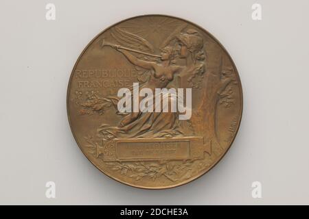 Médaille Louis Alexandre Bottée, 1889, minté, général: 6.2 x 0.4cm (62 x 4mm), poids: 107.2g, cartouche, personnification, trompette, étoile, allégorie, arbre, Prix Bronze de l'exposition mondiale décerné à JJ à Paris en 1889 van de Sande Bakhuyzen. Sur le devant, le parc des expositions avec les pavillons et la Tour Eiffel est représenté sur le globe avec un soleil levant au-dessus d'une scène allégorique avec Minerva et un artisan avec marteau assis sur une enclume entourée d'attributs de l'industrie, des arts et du commerce. En haut de l'inscription : EXPOSITION UNIVERSELLE, au milieu sous l'inscription : 1889 Banque D'Images