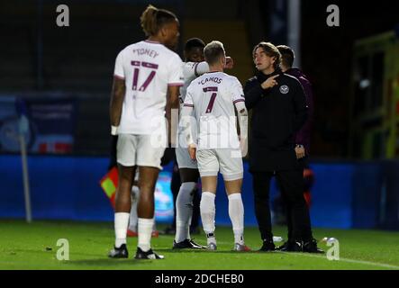 Thomas Frank, directeur de Brentford (à droite), parle avec Sergi Canos lors du match du championnat Sky Bet à Adams Park, Wycombe. Banque D'Images