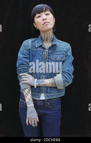 Femme tatouée avec attitude, Londres, Royaume-Uni Banque D'Images