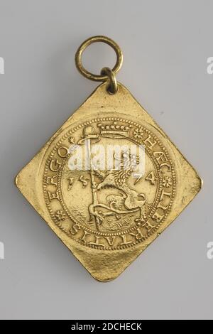 Médaille, anonyme, 1574 ou plus tard, minted, général: 6.3 x 4.7 x 1,3cm (63 x 47 x 13mm), Dimensions de la médaille: 5.4 x 4.7 x 0.2cm (54 x 47 x 2mm), poids: 32.6g, armoiries, lion, armes et munitions, Médaille d'or en forme de diamant frappée sur un timbre d'urgence de 20 cents. Le timbre a été utilisé pendant le siège de Leiden, 1574. Un anneau en or est attaché au sommet du jeton auquel le jeton peut être porté. Sur l'arrière-pied de la médaille se trouve un lion debout, centré à gauche sur un sol avec une lance avec un chapeau de liberté dans les griffes, entre l'année 1574. Au-dessus du lion, qui dépasse dans le rebord, se trouve une couronne Banque D'Images