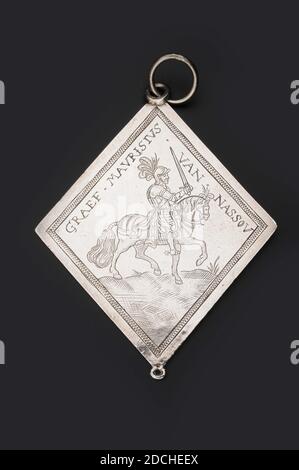 Bouclier, Anonyme, 1600 - 1610, gravé, y compris bague de transport: 11.1 x 7.8cm (111 x 78mm), cheval, cavalier, portrait de l'homme, paysage urbain, bateau à ramer, bouclier en forme de diamant en argent avec un oeil sur le fond et le dessus. Décoré à l'avant avec une représentation gravée d'une douve de ville avec un homme dans un bateau à rames. Tout autour de l'inscription: DIE BUEREN SUR DIE MAREN délimitée par une simple bordure décorative. Au dos, une image d'un chevalier blindé chevalier avec une épée relevée dans sa main droite, dans un paysage. Selon l'inscription GRAEF. MAURISIUS. DE . NASSOU, Prince Maurice Banque D'Images