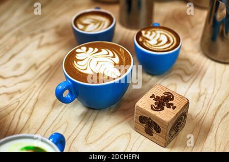 Latte art dés et latte art sur table en bois Banque D'Images