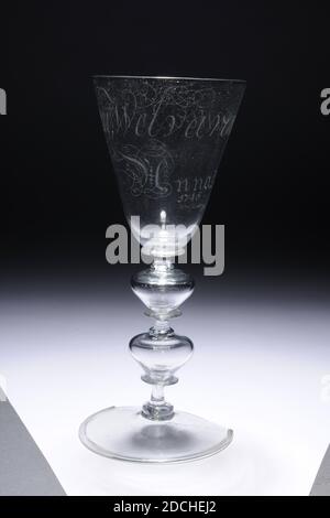 Verre bocal, 1748, général: 21.5 x 9cm 215 x 90mm, bocal de verre soufflé et incolore gravé. Le gobelet est doté d'une base inclinée avec un bord replié. Tige avec anneau pour pied et deux boutons en forme de balbuster creux. Sous les boutons et le collier de la calice. Sur le mur évasé de calice en lettres calligraphiques: 't Welvaren van de, Volderij. En dessous de Anno 1748. Au-dessous de cette année en petite diagonale écriture: H. Scholting, 1916 Banque D'Images