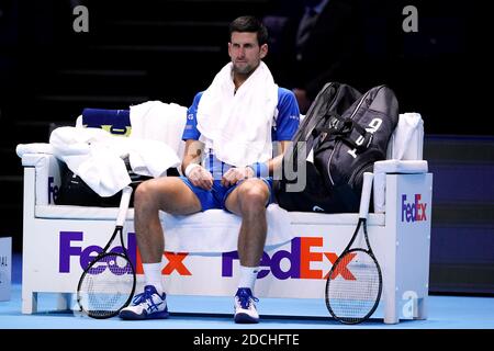 Novak Djokovic est assis sur son banc lors d'un changement de fin dans son match contre Dominic Thiem lors de leur demi-finale match le sept jour des finales de Nitto ATP à l'O2 Arena, Londres. Banque D'Images