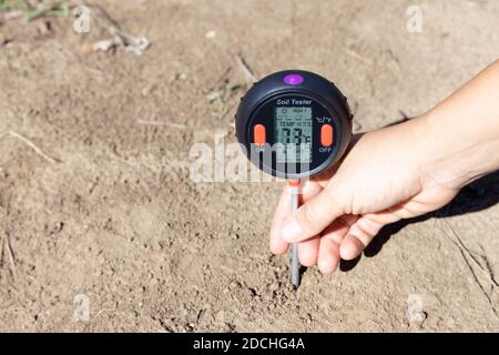 Mesure de la température, de la teneur en humidité du sol, de l'humidité de l'environnement et de l'éclairage. Concept de réchauffement climatique. Banque D'Images