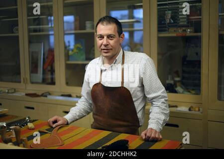 FRANCE / IIe-de-France / Paris / Hermès Saddle Workshop à Paris / Vincent Leopold Saddle Craftsman Banque D'Images