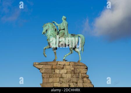 La statue du Copper Horse de George III marquant une extrémité de la longue promenade dans le Grand parc de Windsor, Berkshire, Royaume-Uni Banque D'Images