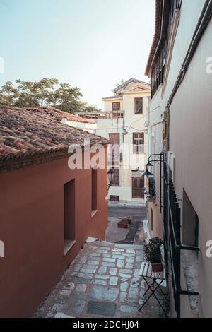 Ruelle dans le quartier d'Anafiotika sous la colline de l'Acropole, ressemblant à l'île d'Anafi Banque D'Images