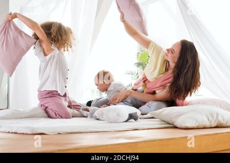 Un pyjama pour toute la famille vous réveille tôt le matin. Un oreiller dans une maison confortable. Banque D'Images