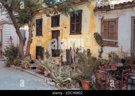 Ruelle dans le quartier d'Anafiotika sous la colline de l'Acropole, ressemblant à l'île d'Anafi Banque D'Images