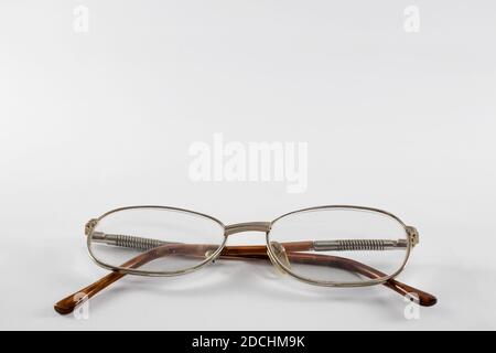 Lunettes anciennes, anciennes, vintage pour la lecture. Isolé sur fond blanc, cadre en métal doré, espace négatif de copie. Banque D'Images