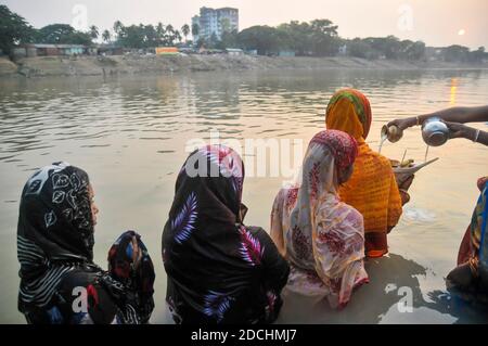 Les dévotés de la communauté Horizon observent les rituels du Chhath Puja ou du Surjjo Puja sur la rive de la rivière Surma de Sylhet, au Bangladesh. Banque D'Images