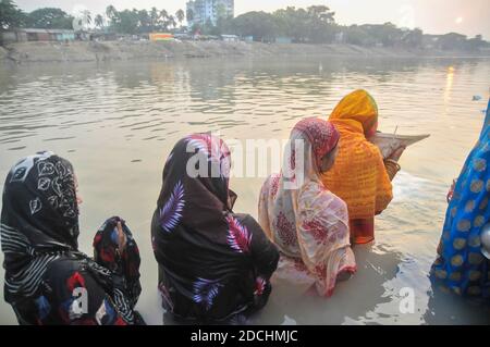 Les dévotés de la communauté Horizon observent les rituels du Chhath Puja ou du Surjjo Puja sur la rive de la rivière Surma de Sylhet, au Bangladesh. Banque D'Images