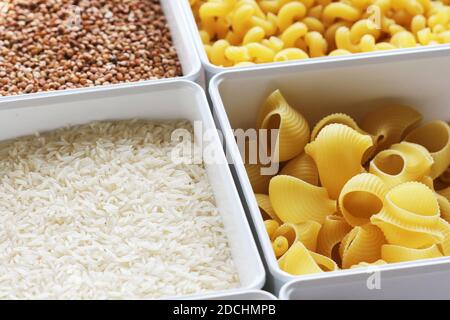Riz, nouilles, avoine et sarrasin dans une boîte. Fournitures alimentaires Banque D'Images