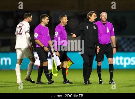 Thomas Frank, directeur de Brentford, parle avec l'arbitre Lee Mason (à droite) après le sifflement final lors du match du championnat Sky Bet à Adams Park, Wycombe. Banque D'Images