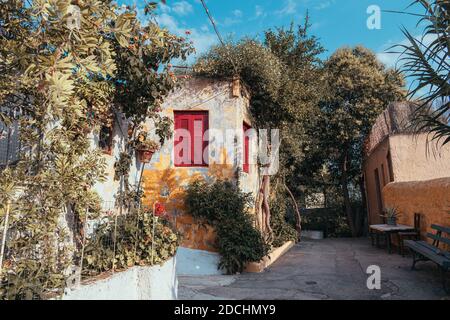 Ruelle dans le quartier d'Anafiotika sous la colline de l'Acropole, ressemblant à l'île d'Anafi Banque D'Images