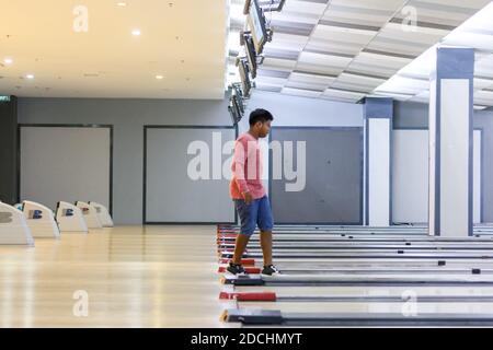 Activité scolaire jouer au bowling. Banque D'Images