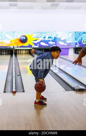 Activité scolaire jouer au bowling. Banque D'Images
