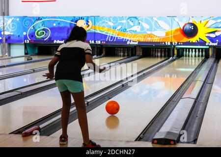 Activité scolaire jouer au bowling. Banque D'Images