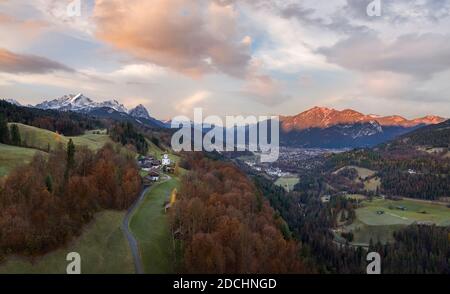 Église de montagne Wamberg près de Garmisch-Partenkirchen au lever du soleil d'automne Banque D'Images