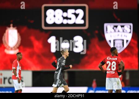 Les joueurs de Standard réagissent lors d'un match de football entre Standard de Liège et KAS Eupen, le samedi 21 novembre 2020 à Liège, le jour 13 du « Jupiler » Banque D'Images