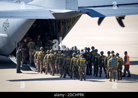 Parachutistes entrant dans un avion de transport Hercules C-130 de la US Air Force sur la base aérienne d'Eindhoven. Pays-Bas - 20 septembre 2019 Banque D'Images