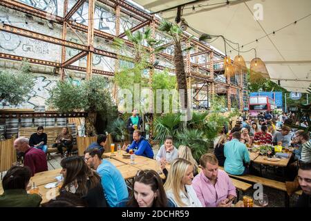 Trendy Mercato Metropolitano, dans une ancienne fabrique de papier, et une partie de la régénération de l'Elephant & Castle, projet en se London, UK Banque D'Images