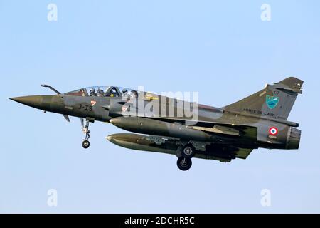 Atterrissage d'un avion de chasse Dassault Mirage de la Force aérienne française à la base aérienne de Leeuwarden. Pays-Bas - 28 mars 2017 Banque D'Images