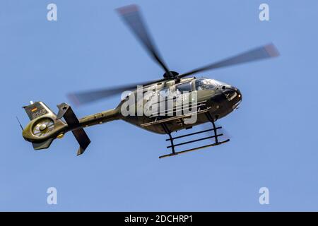 Hélicoptère utilitaire militaire de l'armée allemande Airbus H135 en vol au-dessus de la base aérienne de Wunstorf. Allemagne - 9 juin 2018 Banque D'Images