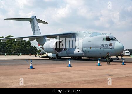 La Force d'autodéfense japonaise Kawasaki C-2 transporte des avions sur le tarmac de la base aérienne RAF Fairford. 13 juillet 2018 Banque D'Images