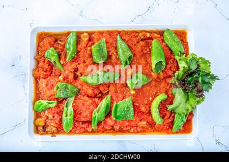 Saksuka - Méze turc. Cuisine turque Saksuka à l'aubergine aux tomates et à l'huile d'olive. / Patrice Cigirtma. Banque D'Images