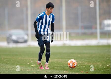 KHARKIV, UKRAINE - 20 NOVEMBRE 2020: Le match de football ukrainien match de la ligue de football ukrainien Zhitlobud-1 - Nika au camp de sport de Metalist W Banque D'Images