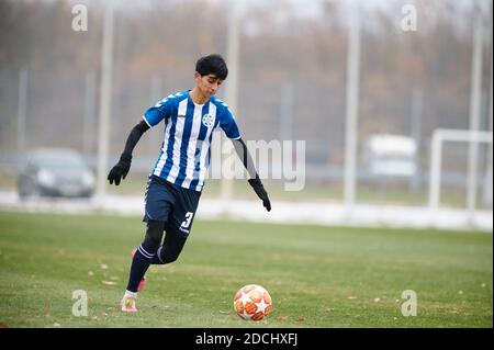 KHARKIV, UKRAINE - 20 NOVEMBRE 2020: Le match de football ukrainien match de la ligue de football ukrainien Zhitlobud-1 - Nika au camp de sport de Metalist W Banque D'Images