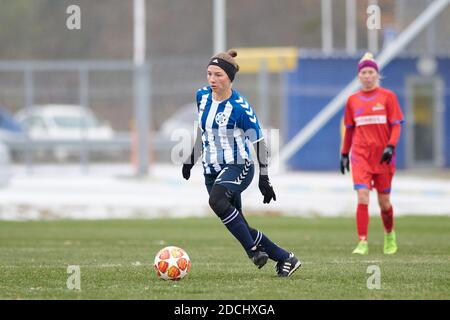 KHARKIV, UKRAINE - 20 NOVEMBRE 2020: Le match de football ukrainien match de la ligue de football ukrainien Zhitlobud-1 - Nika au camp de sport de Metalist W Banque D'Images
