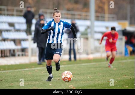 KHARKIV, UKRAINE - 20 NOVEMBRE 2020: Le match de football ukrainien match de la ligue de football ukrainien Zhitlobud-1 - Nika au camp de sport de Metalist W Banque D'Images