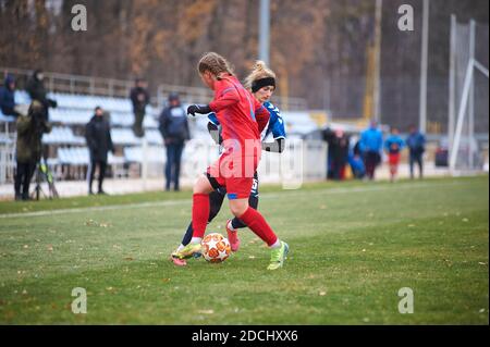 KHARKIV, UKRAINE - 20 NOVEMBRE 2020: Le match de football ukrainien match de la ligue de football ukrainien Zhitlobud-1 - Nika au camp de sport de Metalist W Banque D'Images