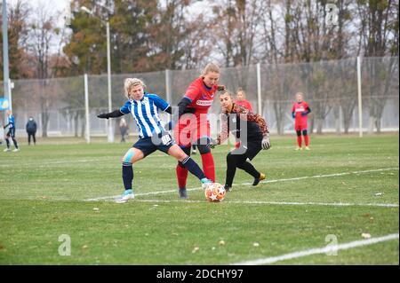 KHARKIV, UKRAINE - 20 NOVEMBRE 2020: Le match de football ukrainien match de la ligue de football ukrainien Zhitlobud-1 - Nika au camp de sport de Metalist W Banque D'Images