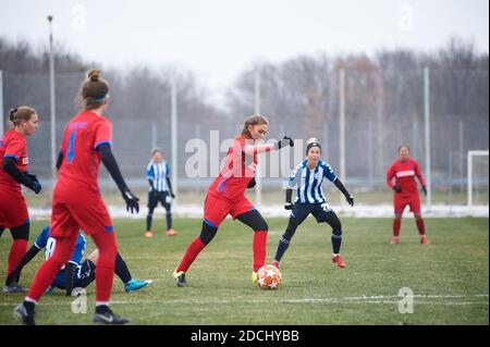 KHARKIV, UKRAINE - 20 NOVEMBRE 2020: Le match de football ukrainien match de la ligue de football ukrainien Zhitlobud-1 - Nika au camp de sport de Metalist W Banque D'Images