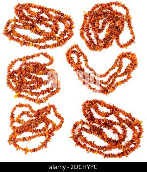 Collection d'images avec une chaîne de perles d'ambre baltique isolées sur fond blanc. Collier orange vif de perles brutes dans un tas. Banque D'Images