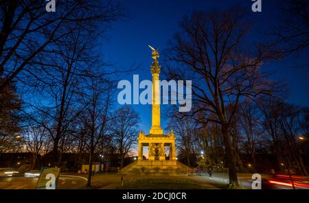 Munich, Allemagne. 21 novembre 2020. Le soleil se couche derrière la statue en bronze doré aux feuilles de l'ange de la paix. La statue a été érigée pour commémorer 25 ans de paix après 1871. Credit: Peter Kneffel/dpa/Alay Live News Banque D'Images