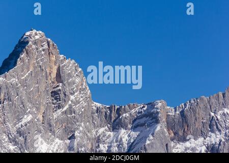 Le sommet de la montagne de Dachstein en hiver avec ciel bleu (Filzmoos, comté de Salzbourg, Autriche) Banque D'Images