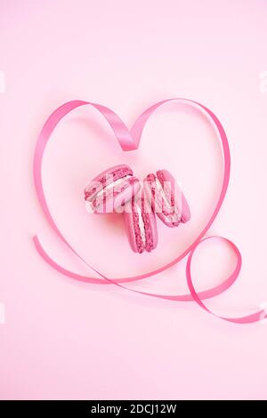 Saint Valentin. Fond rose avec macarons Banque D'Images