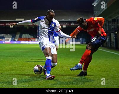 Kazenga LuaLua (à droite) de Luton Town et Ryan Nyambe de Blackburn Rovers se battent pour le ballon lors du match de championnat Sky Bet à Kenilworth Road, Luton. Banque D'Images