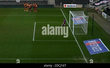 Josh Magennis, de Hull City, célèbre le deuxième but du match de sa partie lors du match Sky Bet League One au stade MK, Milton Keynes. Banque D'Images