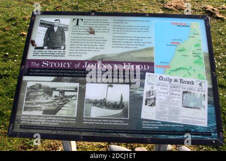 Ballantrae , South Ayrshire, Écosse . ROYAUME-UNI. Panneaux d'information à Ballantrae re la plage et Johnny Hood. Un panneau relatant l'histoire de Johnny Hood, ferryman irlandais en 1930s. En 1933, Johnny part dans son petit traversier — un bateau ouvert de 30 pieds — d'Islandmagee à Larne, tous deux situés dans le comté d'Antrim. Malheureusement pour Johnny, son hélice s'est brisée dans un climat de pluie battante et de fortes mers. Il a dérivé à la merci des vents pendant trente-huit heures avant d'être épaté sur des rochers juste au sud de Ballantrae. Banque D'Images