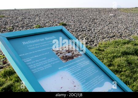 Ballantrae , South Ayrshire, Écosse . ROYAUME-UNI. Panneaux d'information à Ballantrae re la plage et Johnny Hood. Un panneau relatant l'histoire de Johnny Hood, ferryman irlandais en 1930s. En 1933, Johnny part dans son petit traversier — un bateau ouvert de 30 pieds — d'Islandmagee à Larne, tous deux situés dans le comté d'Antrim. Malheureusement pour Johnny, son hélice s'est brisée dans un climat de pluie battante et de fortes mers. Il a dérivé à la merci des vents pendant trente-huit heures avant d'être épaté sur des rochers juste au sud de Ballantrae. Banque D'Images