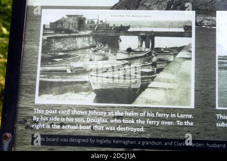 Ballantrae , South Ayrshire, Écosse . ROYAUME-UNI. Panneaux d'information à Ballantrae re la plage et Johnny Hood. Un panneau relatant l'histoire de Johnny Hood, ferryman irlandais en 1930s. En 1933, Johnny part dans son petit traversier — un bateau ouvert de 30 pieds — d'Islandmagee à Larne, tous deux situés dans le comté d'Antrim. Malheureusement pour Johnny, son hélice s'est brisée dans un climat de pluie battante et de fortes mers. Il a dérivé à la merci des vents pendant trente-huit heures avant d'être épaté sur des rochers juste au sud de Ballantrae. Banque D'Images
