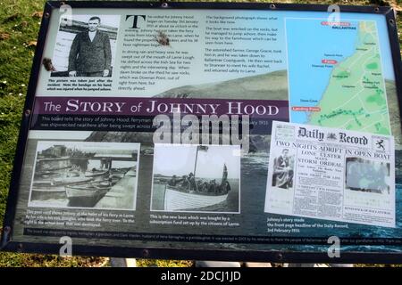Ballantrae , South Ayrshire, Écosse . ROYAUME-UNI. Panneaux d'information à Ballantrae re la plage et Johnny Hood. Un panneau relatant l'histoire de Johnny Hood, ferryman irlandais en 1930s. En 1933, Johnny part dans son petit traversier — un bateau ouvert de 30 pieds — d'Islandmagee à Larne, tous deux situés dans le comté d'Antrim. Malheureusement pour Johnny, son hélice s'est brisée dans un climat de pluie battante et de fortes mers. Il a dérivé à la merci des vents pendant trente-huit heures avant d'être épaté sur des rochers juste au sud de Ballantrae. Banque D'Images