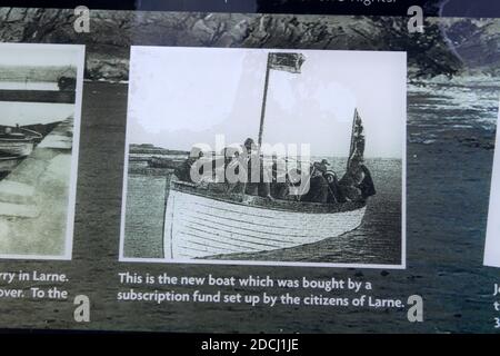 Ballantrae , South Ayrshire, Écosse . ROYAUME-UNI. Panneaux d'information à Ballantrae re la plage et Johnny Hood. Un panneau relatant l'histoire de Johnny Hood, ferryman irlandais en 1930s. En 1933, Johnny part dans son petit traversier — un bateau ouvert de 30 pieds — d'Islandmagee à Larne, tous deux situés dans le comté d'Antrim. Malheureusement pour Johnny, son hélice s'est brisée dans un climat de pluie battante et de fortes mers. Il a dérivé à la merci des vents pendant trente-huit heures avant d'être épaté sur des rochers juste au sud de Ballantrae. Banque D'Images