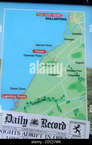 Ballantrae , South Ayrshire, Écosse . ROYAUME-UNI. Panneaux d'information à Ballantrae re la plage et Johnny Hood. Un panneau relatant l'histoire de Johnny Hood, ferryman irlandais en 1930s. En 1933, Johnny part dans son petit traversier — un bateau ouvert de 30 pieds — d'Islandmagee à Larne, tous deux situés dans le comté d'Antrim. Malheureusement pour Johnny, son hélice s'est brisée dans un climat de pluie battante et de fortes mers. Il a dérivé à la merci des vents pendant trente-huit heures avant d'être épaté sur des rochers juste au sud de Ballantrae. Banque D'Images